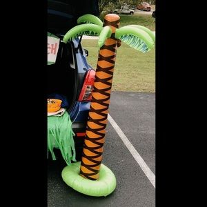Inflatable palm tree